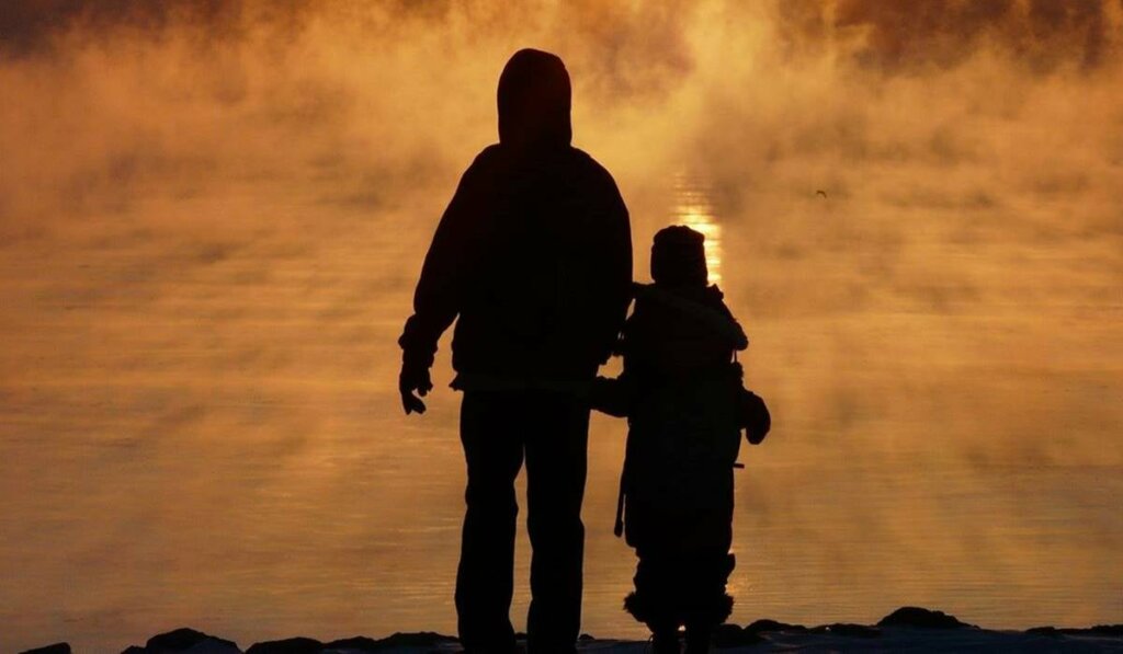 Padre e figlia si tengono per mano