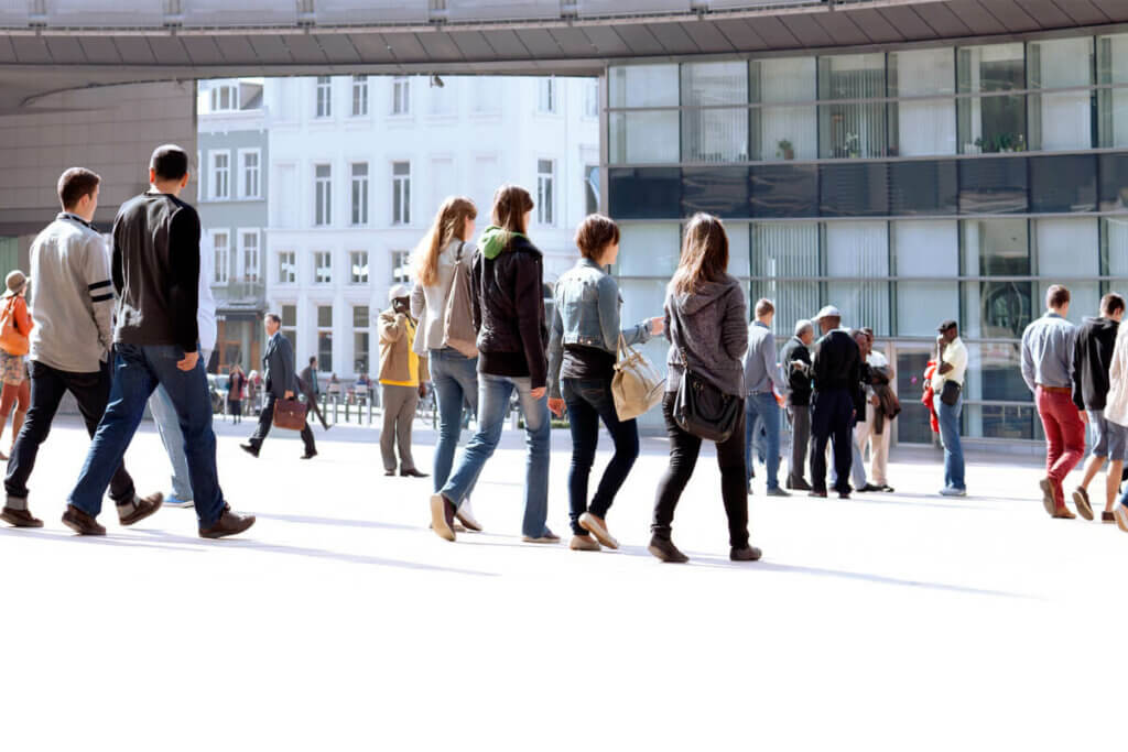 Persone che passeggiano per la città.