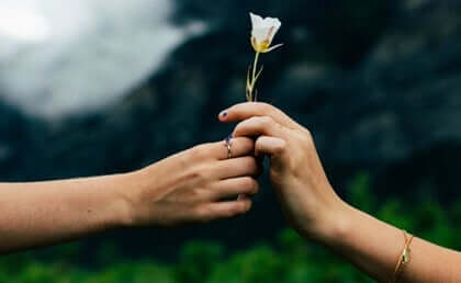 Due persone si scambiano un fiore.