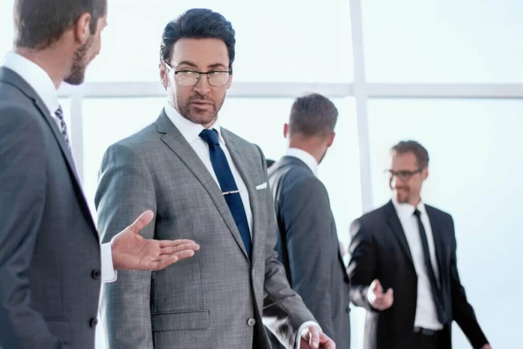 Capo parla con dipendente.