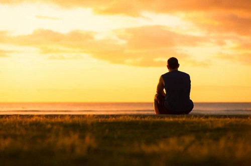 Un uomo al tramonto.