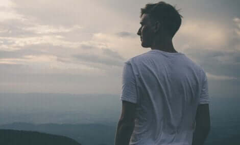 Uomo di fronte al mare.