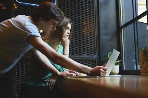 Persone al computer.