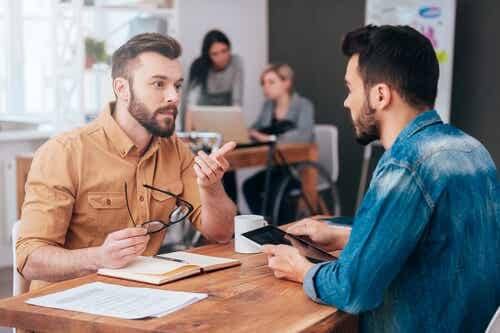 Amici che discutono.