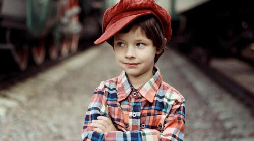 Bambino con berretto rosso.