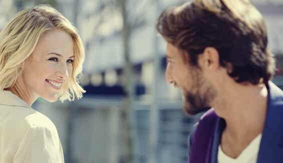 Coppia che si guarda.