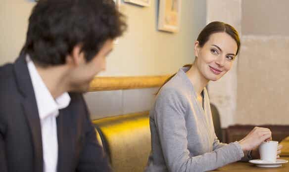 Uomo e donna che si guardano.