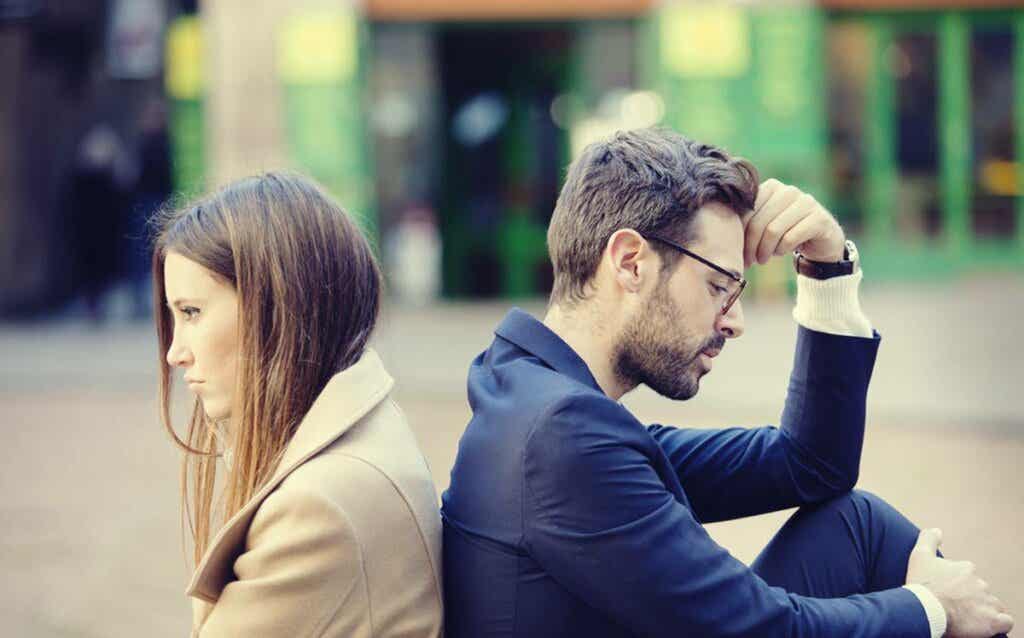 Coppia spalla contro spalla.