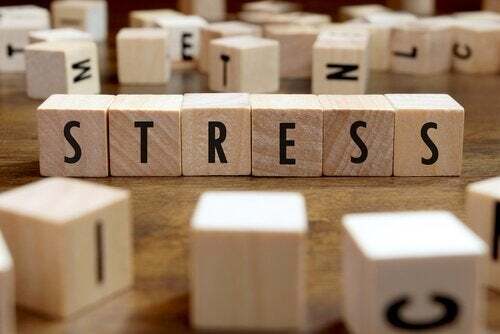 Cubi con lettere con la parola stress.