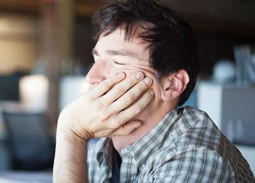 Dietro la pigrizia un uomo stanco.