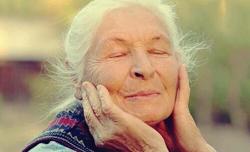 Donna anziana contenta.