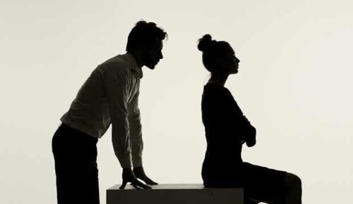 Donna che volta le spalle.