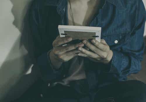 Donna con portaritratti in mano.