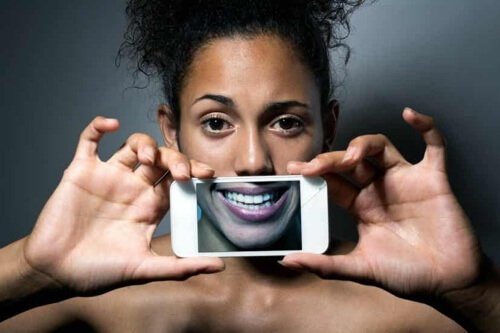 Donna con smartphone.