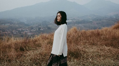 Ragazza che riflette.