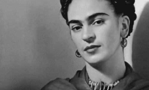 Foto bianco e nero di Frida Kahlo.