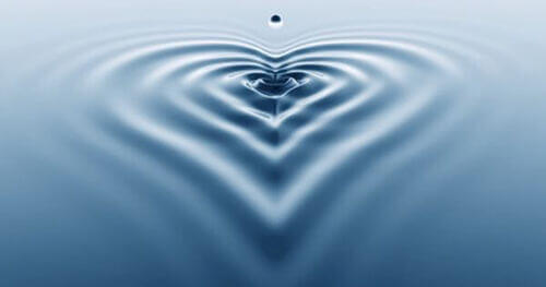 Goccia che si infrange sulla superficie.