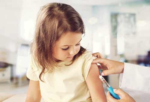 Vaccino a una bambina.