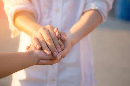 Mani che si stringono.