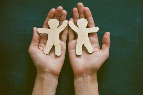 Mani con omini di carta.