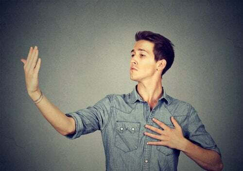 Persona che si atteggia.