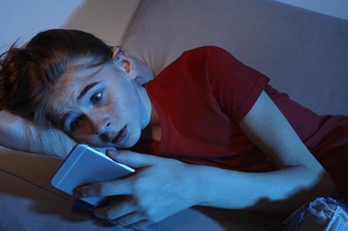 Adolescente con lo smartphone.