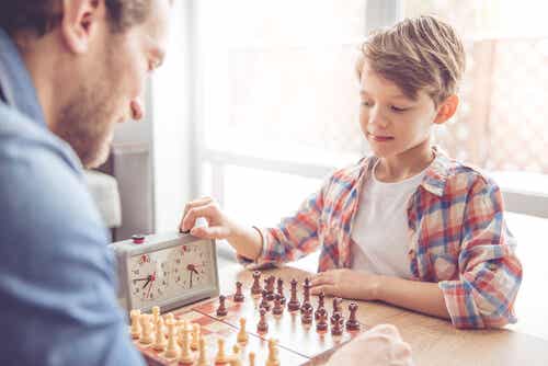 Padre e figlio giocano a scacchi.