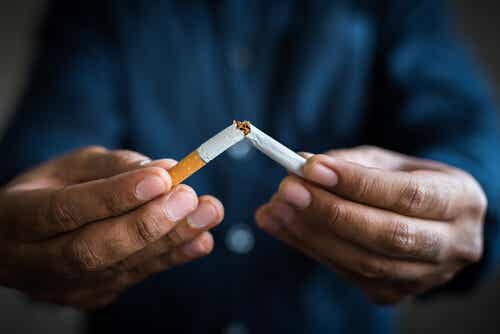 Uomo spezza sigaretta per combattere la cospirazione dell'industria del tabacco.