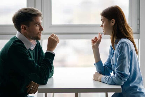 Amici che parlano in un bar.