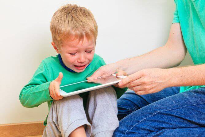 Gli schermi attivano i bambini e influenzano il loro umore