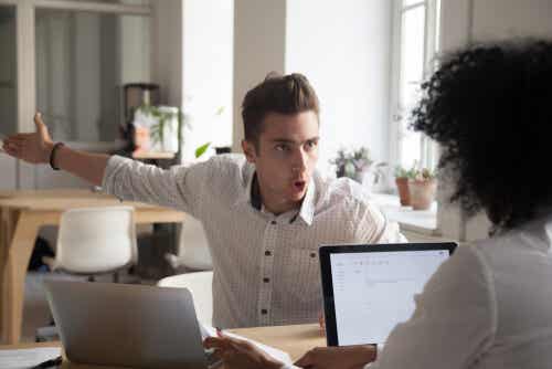 Comunicazione violenta e aggressiva.