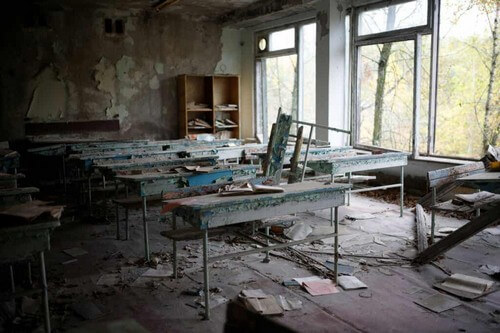 Disastro di chernobyl e i resti di una scuola.