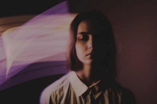 Donna a occhi chiusi dissociata.