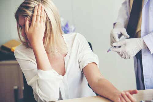 Iniezione su donna con belonefobia.