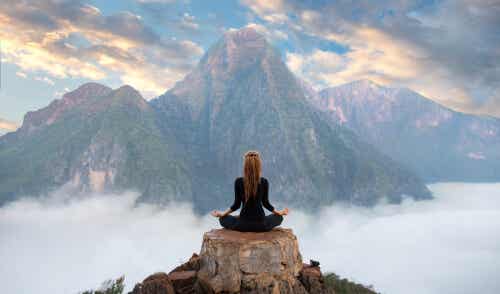 Donna che medita in montagna.