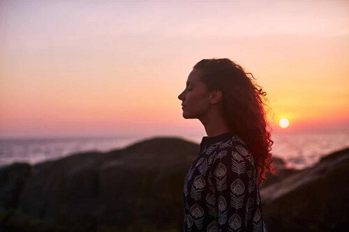 Donna che riflette durante il tramonto.