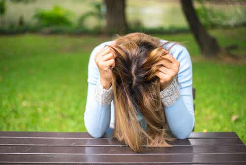 Ragazza che sa come rendersi infelici.