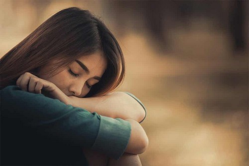 Ragazza a occhi chiusi.