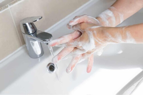 Lavarsi le mani.