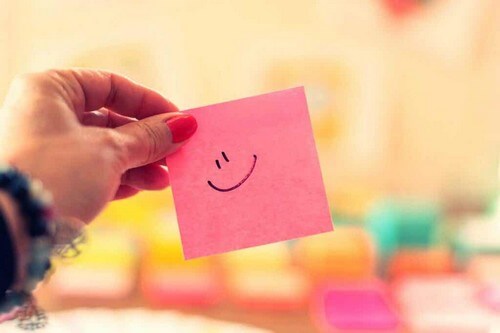 Post it rosa con faccino sorridente.