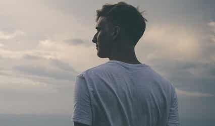 Ragazzo di spalle riflette sulla vita.