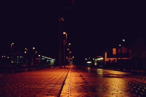 Strada buia di notte e psicologia criminale.