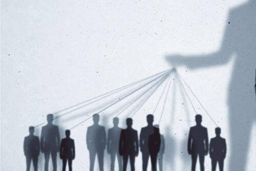 Manipolare le persone.