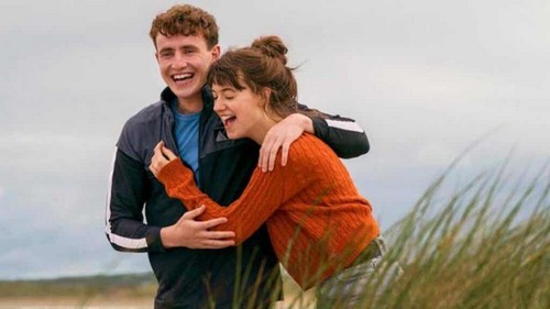 Connell e Marianne ridono insieme.