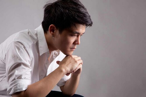 Giovane giapponese stressato.