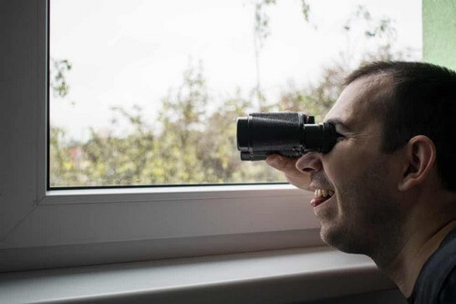 Il voyeurismo con binocolo.