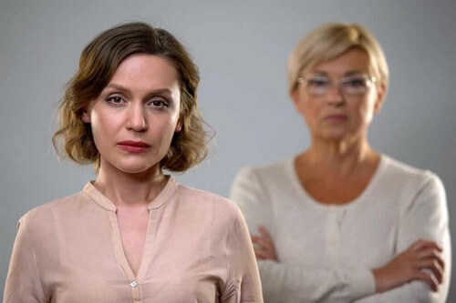 Madre manipolatrice con figlia adulta.