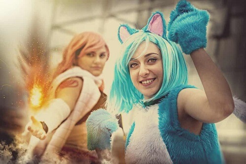 Ragazze che fanno cosplay.