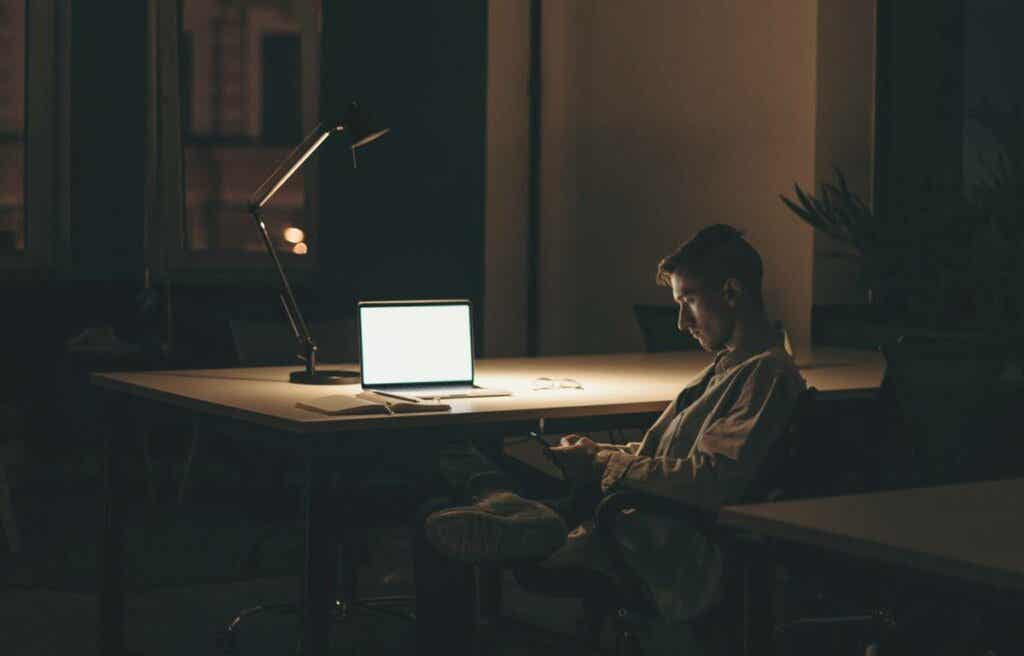 Ragazzo solitario cerca l'amore su internet.