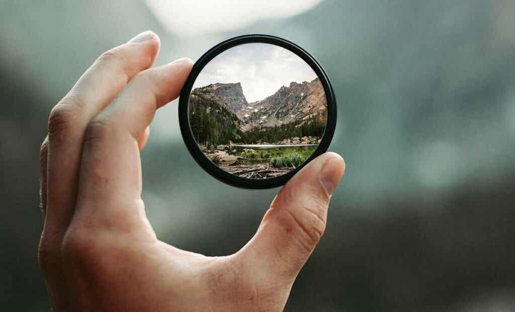 Paesaggio riflesso attraverso sfera di vetro.